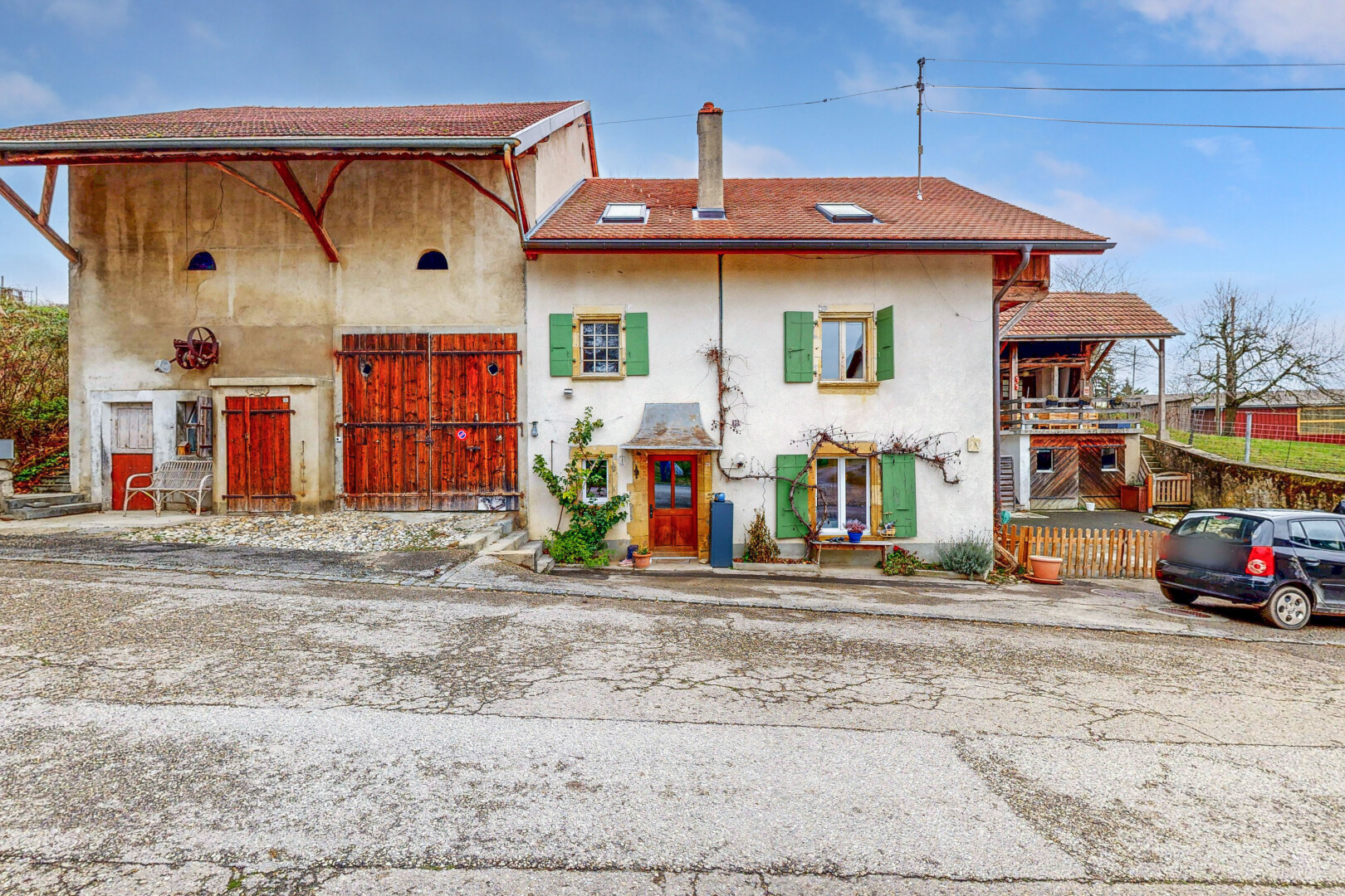 façade avec day time, power lines view, bardage en stuc, et balcon