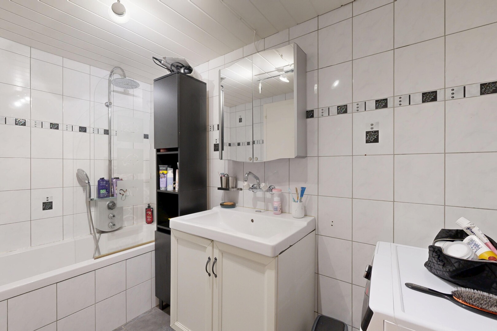 salle de bains avec lavabo (ou coiffeuse selon le contexte), miroir, salle de bain complète, douche-bain combinés, et inside property