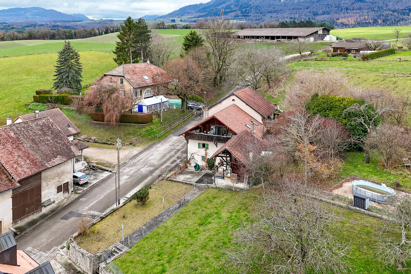 façade avec mountain view, vue sur la montagne, terrasse, drone view, et rural view