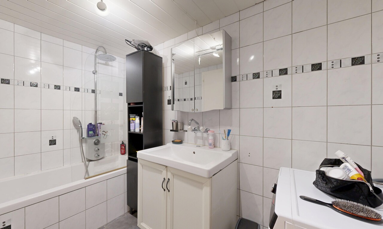 salle de bains avec lavabo (ou coiffeuse selon le contexte), miroir, salle de bain complète, douche-bain combinés, et inside property