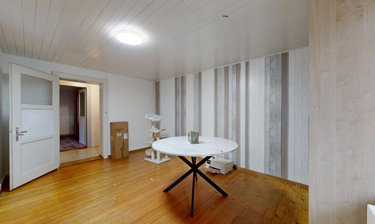 salle à manger avec sol en finition bois, wood finish floor, et inside property