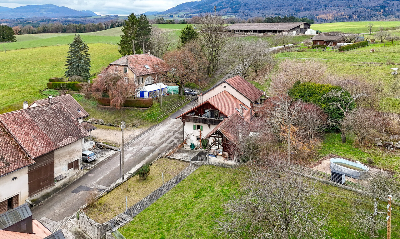 façade avec mountain view, vue sur la montagne, terrasse, drone view, et rural view