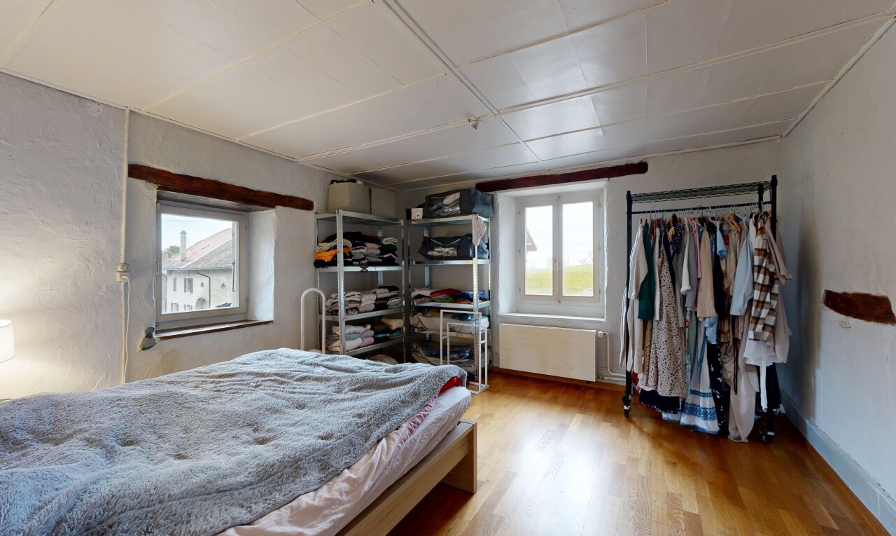 chambre avec inside property, lumière naturelle, natural light, sol en finition bois, et wood finish floor