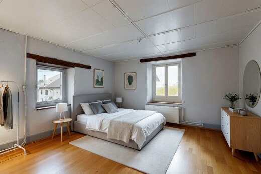 chambre avec inside property, lumière naturelle, natural light, sol en finition bois, et wood finish floor