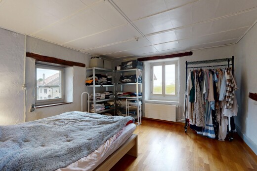 chambre avec inside property, lumière naturelle, natural light, sol en finition bois, et wood finish floor