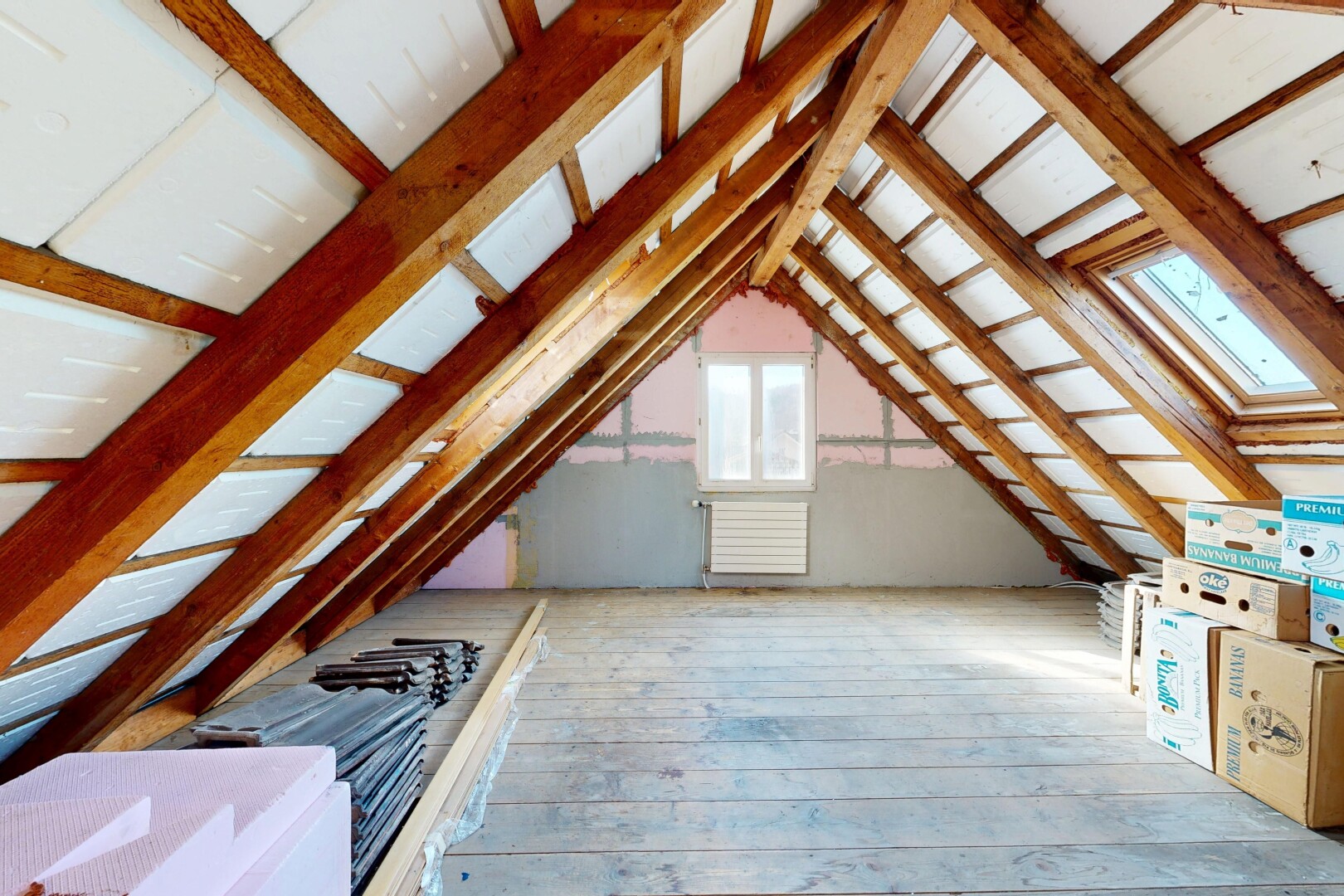 pièce vide avec inside property, wood finish floor, sol en finition bois, hardwood floor, et light floor