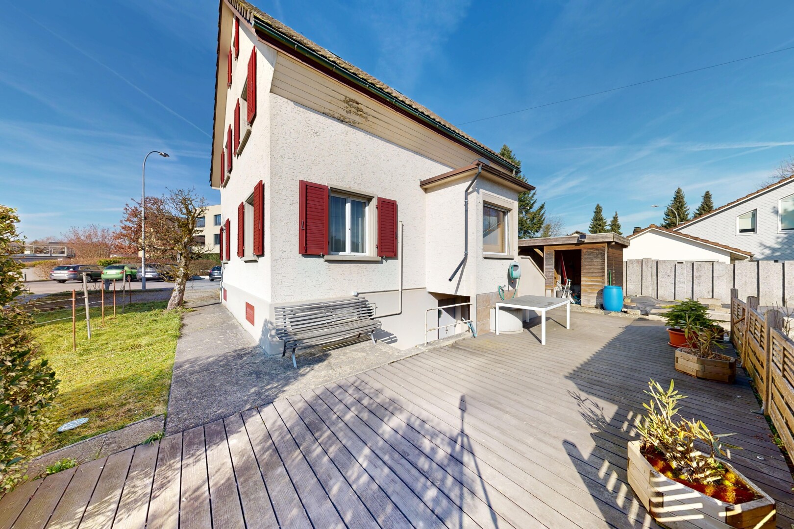 façade avec terrasse, day time, property visible, clôture, et bardage en stuc