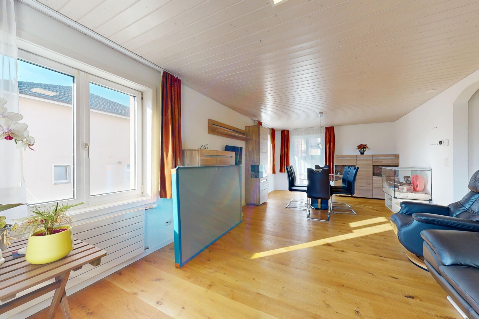 salon / salle à manger avec inside property, sol en finition bois, wood finish floor, cloison sèche, et drywall