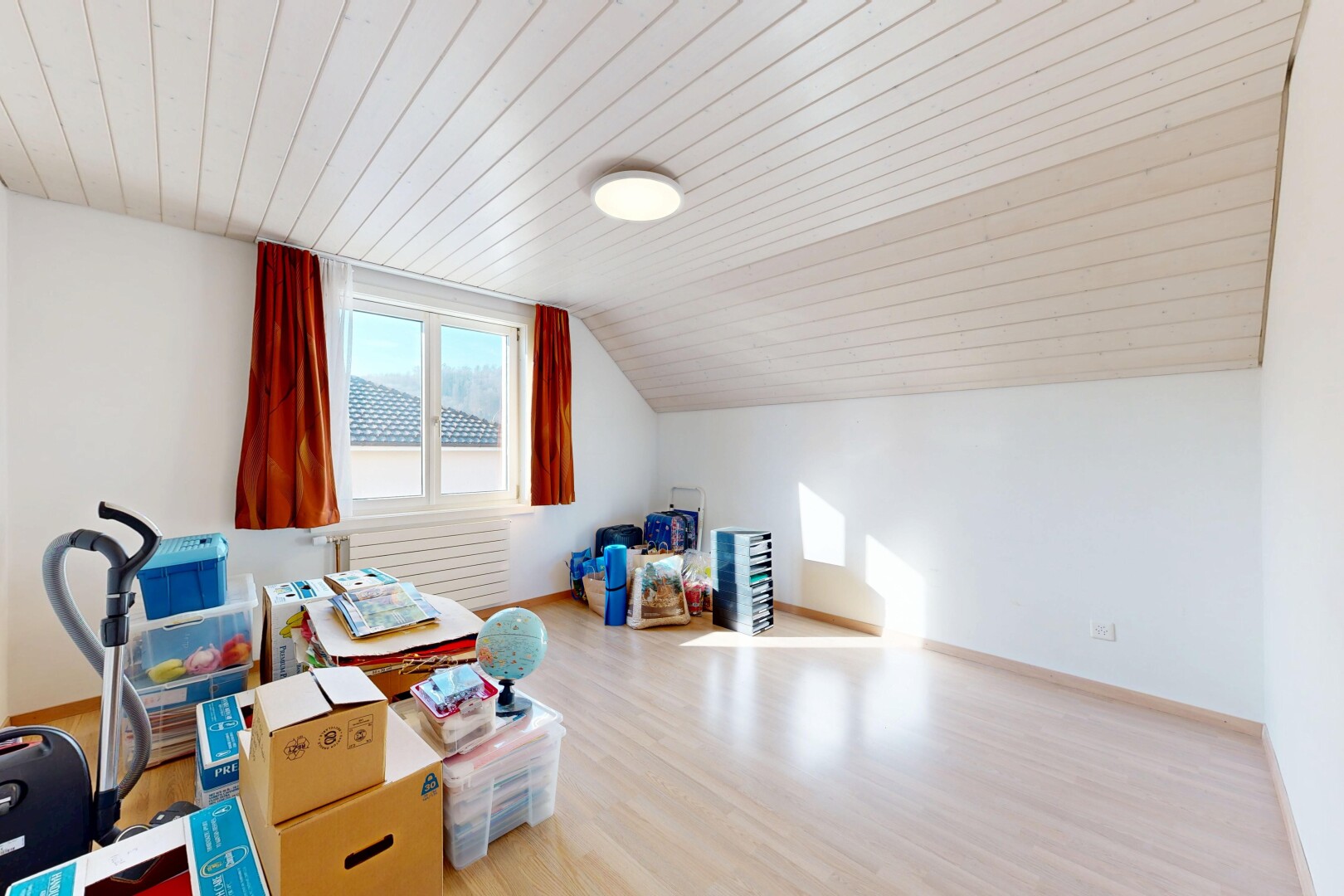 bureau avec wood ceiling, plafond en bois, vaulted ceiling, plafond voûté, et natural light