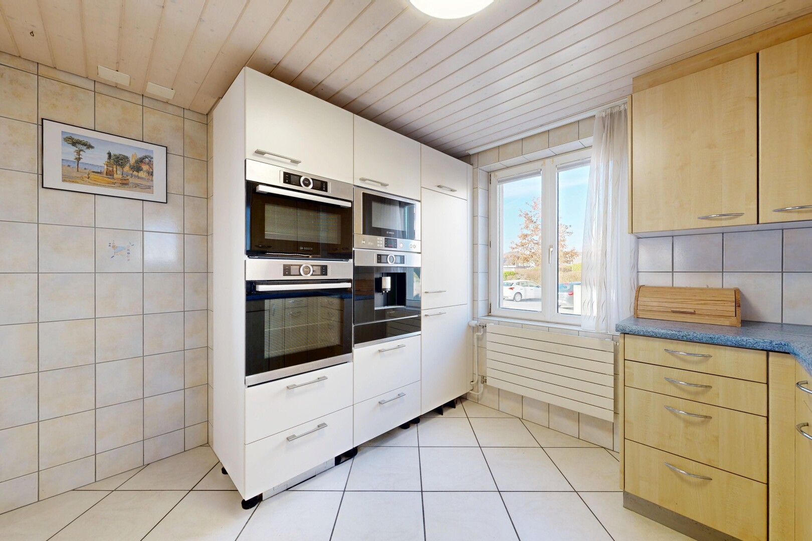 cuisine avec light floor, plans de travail, dark countertops, inside property, et four double
