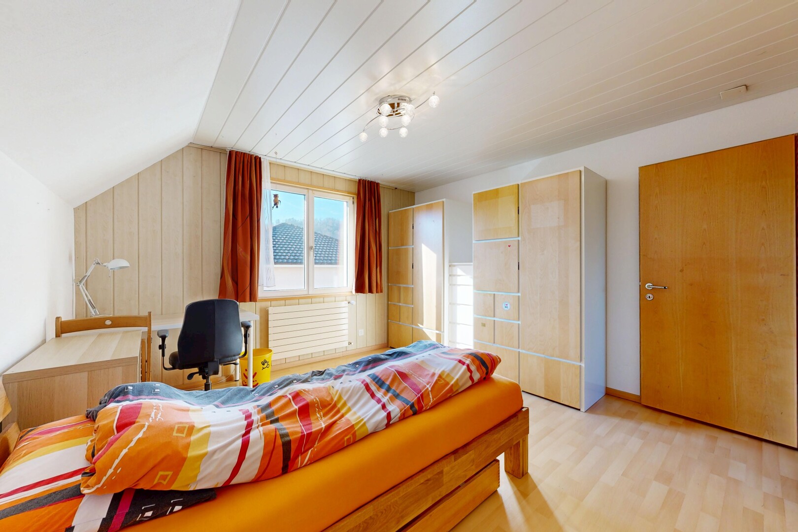 chambre avec lumière naturelle, natural light, inside property, plafond voûté, et vaulted ceiling