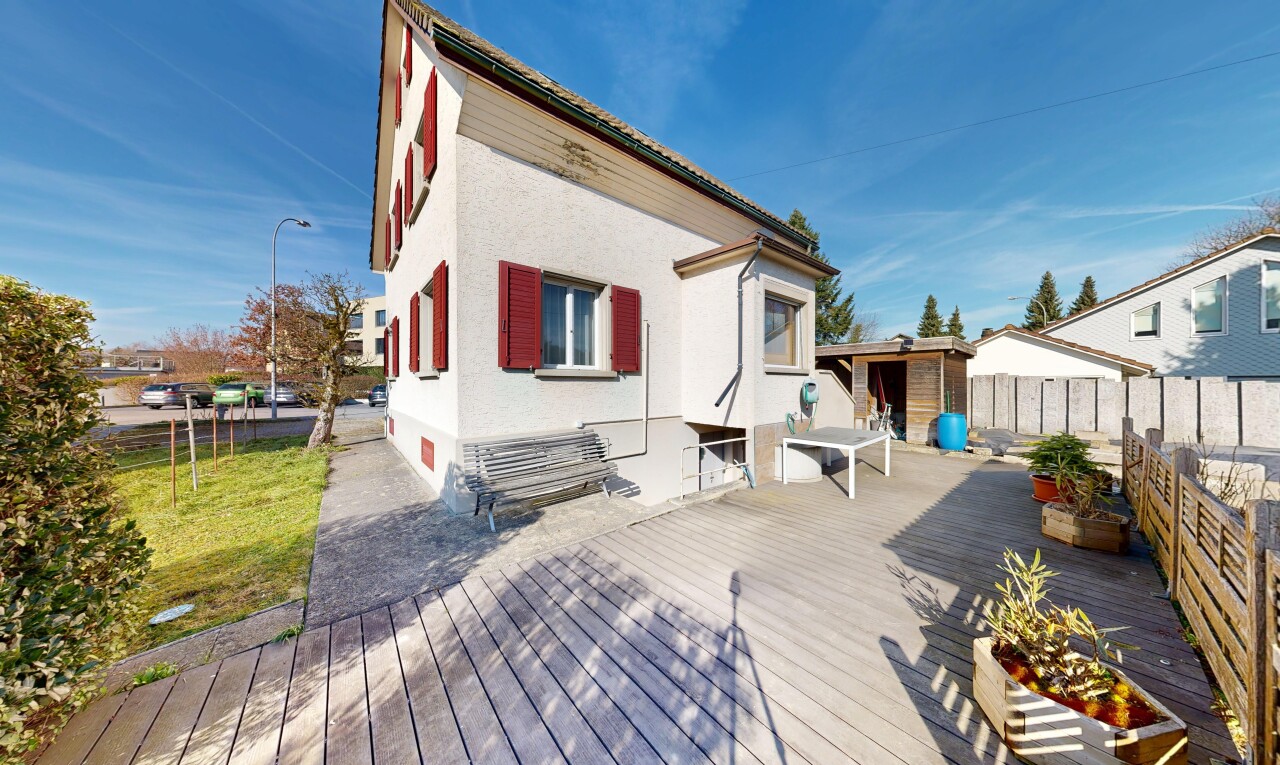 façade avec terrasse, day time, property visible, clôture, et bardage en stuc