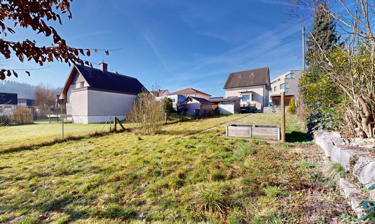 façade avec day time, pelouse, et clôture