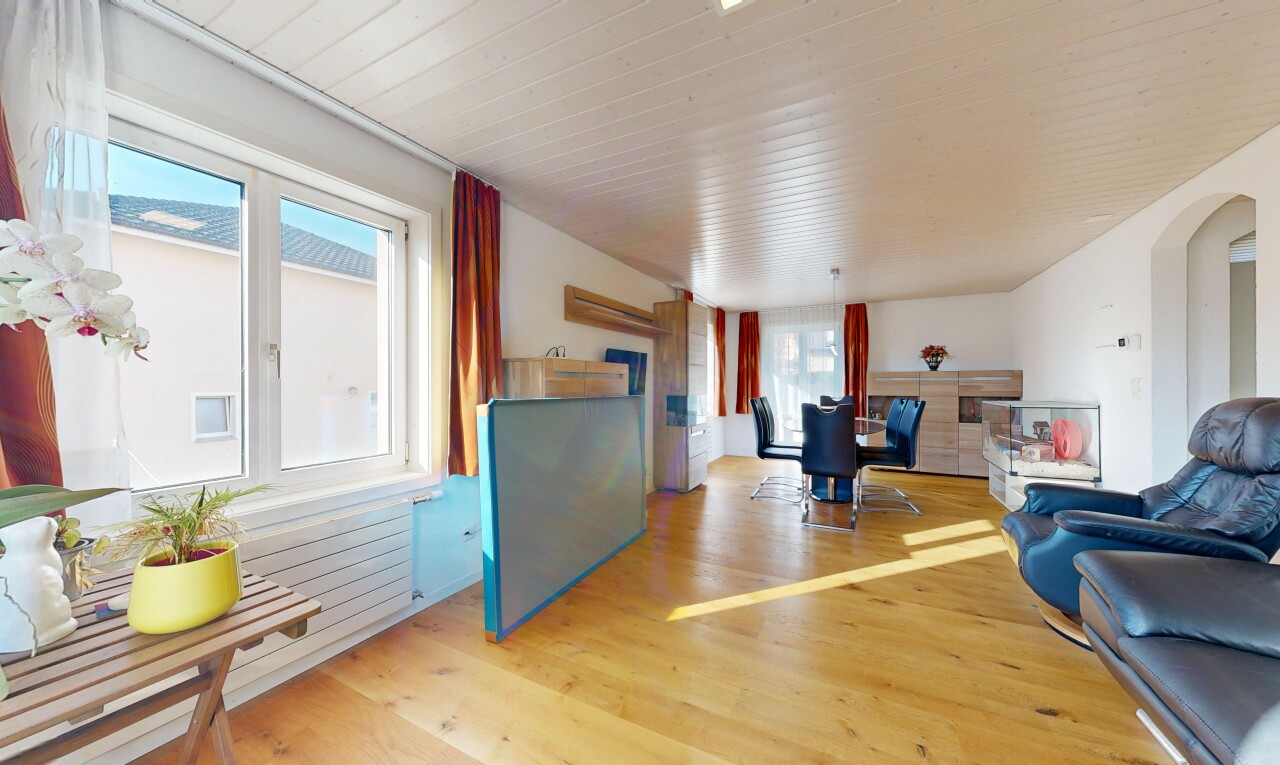 salon / salle à manger avec inside property, sol en finition bois, wood finish floor, cloison sèche, et drywall