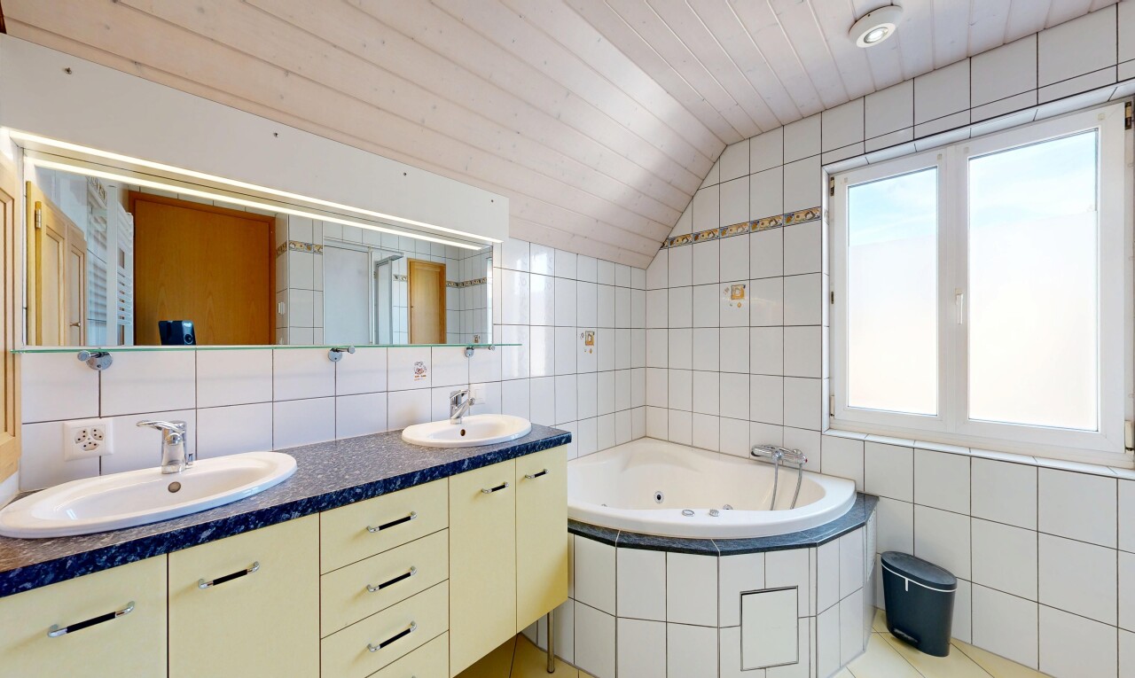 salle de bains avec mur en carrelage, tile wall, double vasque, salle de bain complète, et évier