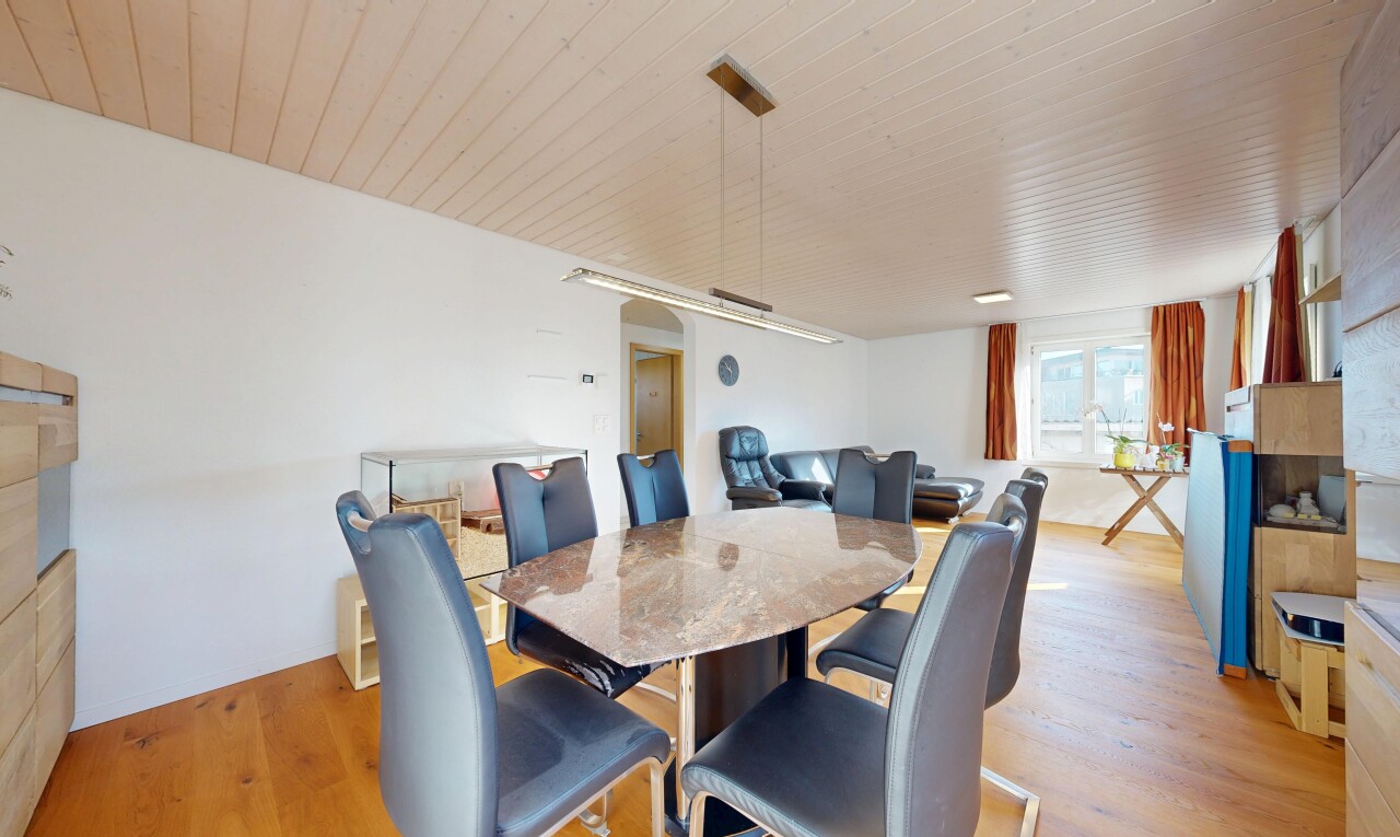 salle à manger avec inside property, cloison sèche, drywall, sol en finition bois, et wood finish floor