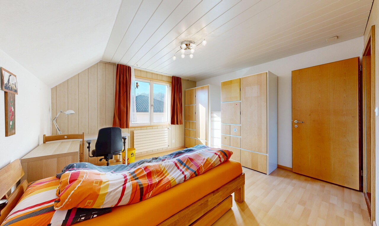 chambre avec lumière naturelle, natural light, inside property, plafond voûté, et vaulted ceiling