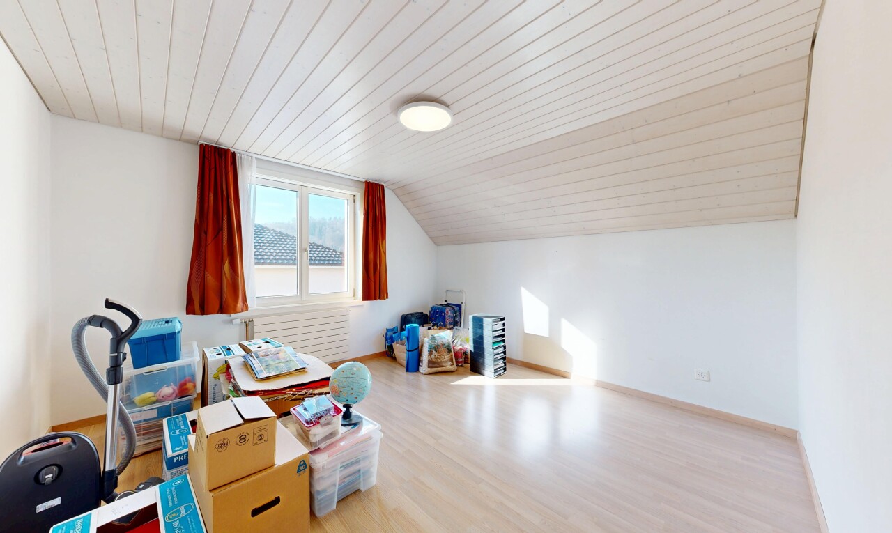 bureau avec wood ceiling, plafond en bois, vaulted ceiling, plafond voûté, et natural light
