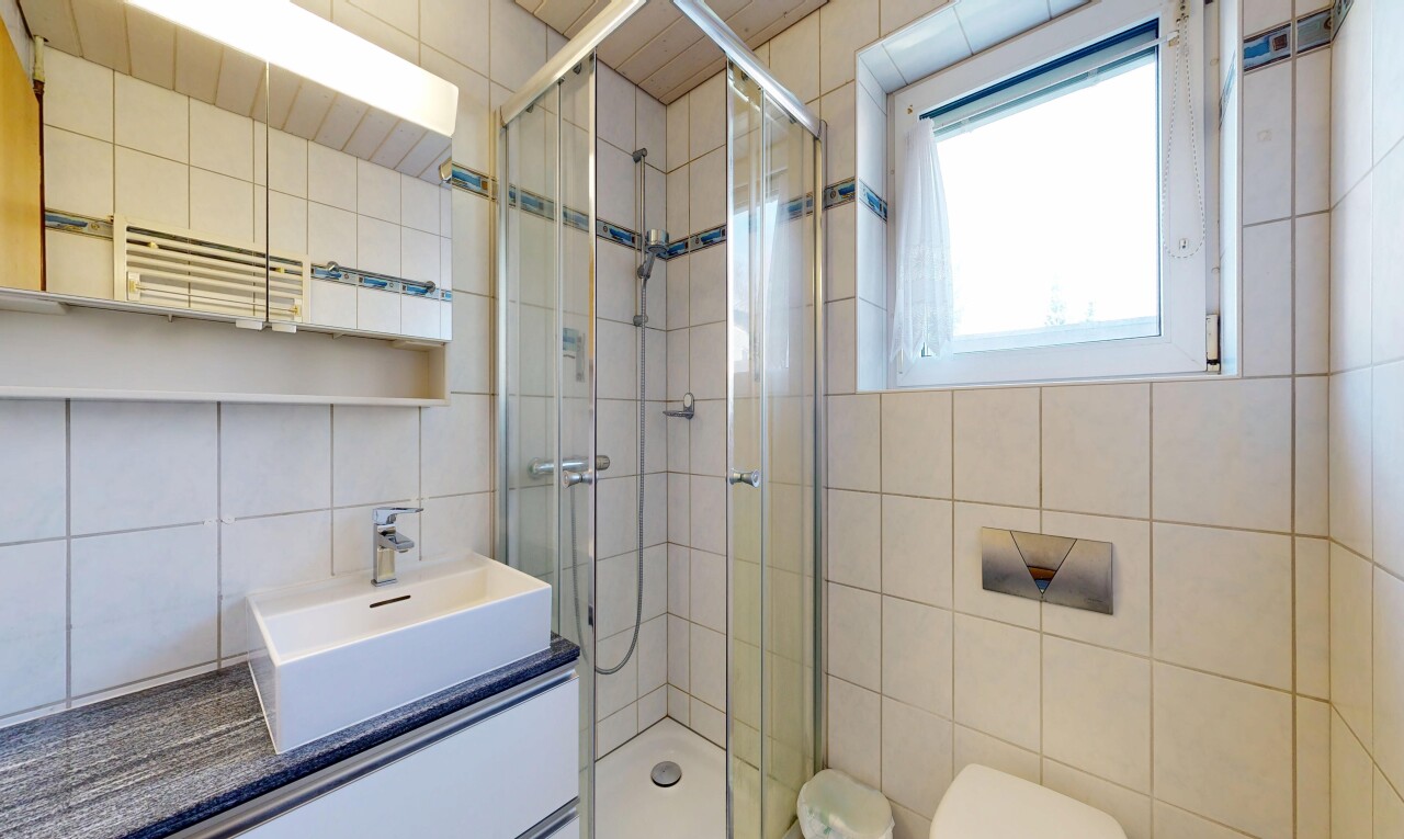salle de bains avec mur en carrelage, tile wall, salle de bain complète, douche, et inside property