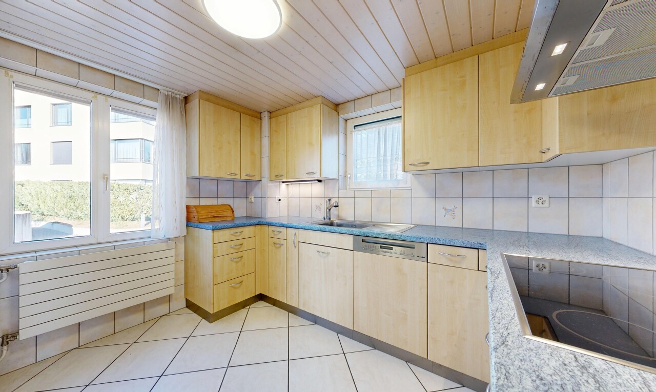 cuisine avec armoires marron clair, light brown cabinets, hotte, backsplash, et dosseret