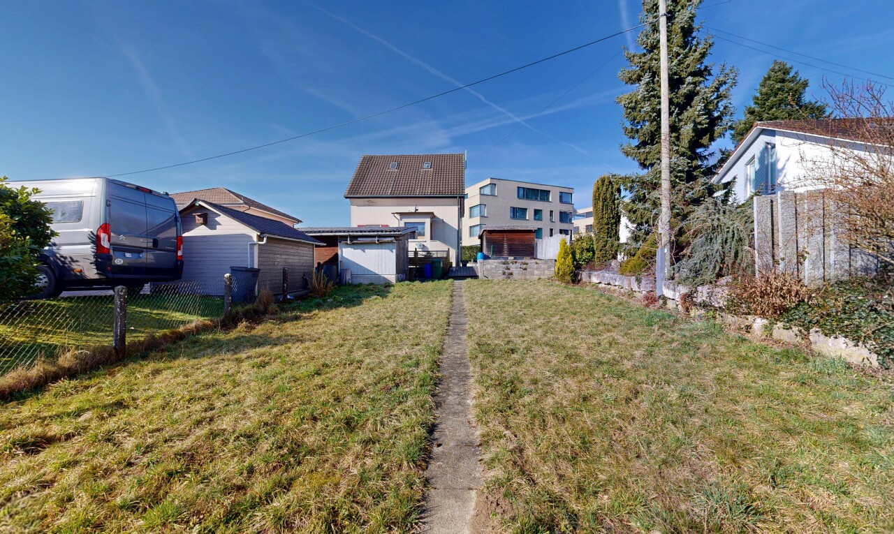 façade avec day time, property visible, power lines view, clôture, et terrain vierge