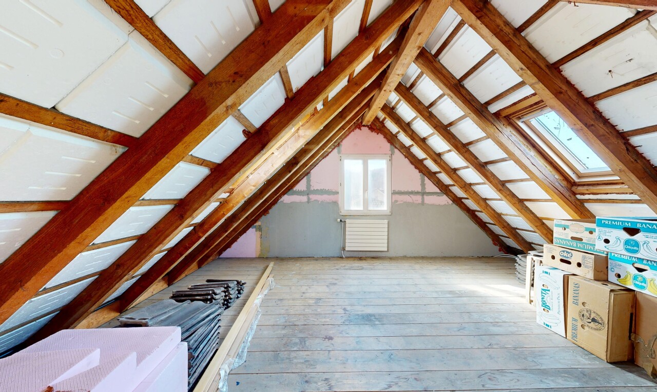 pièce vide avec inside property, wood finish floor, sol en finition bois, hardwood floor, et light floor