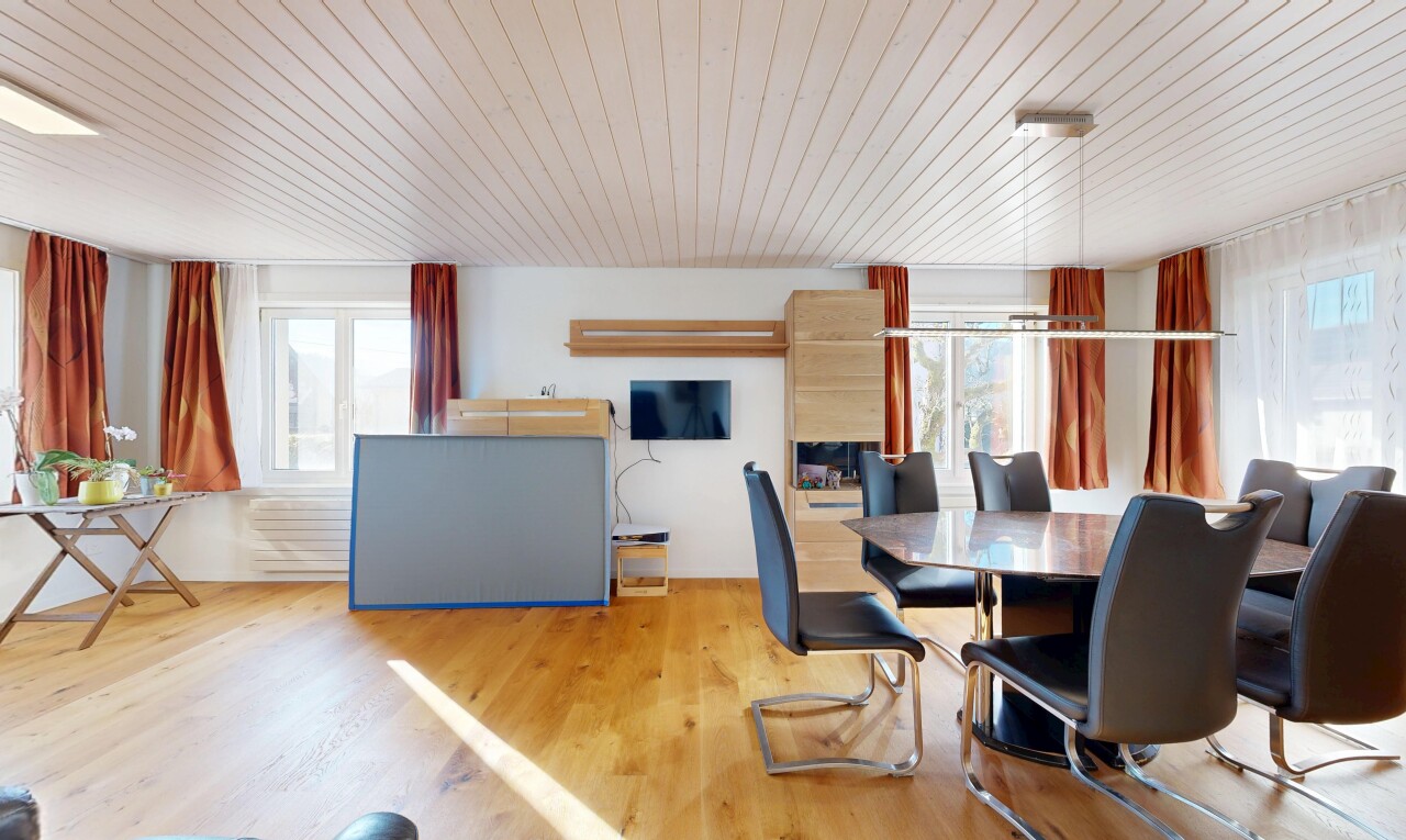 salle à manger avec wood ceiling, plafond en bois, inside property, natural light, et lumière naturelle