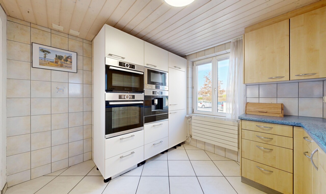 cuisine avec light floor, plans de travail, dark countertops, inside property, et four double