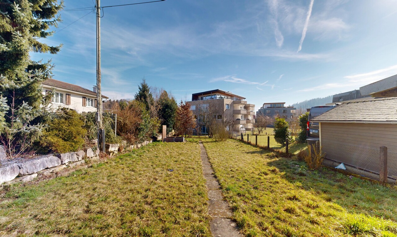 jardin avec day time, clôture, et pelouse