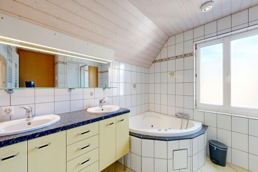 salle de bains avec mur en carrelage, tile wall, double vasque, salle de bain complète, et évier