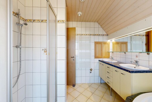 salle de bains avec douche, light floor, salle de bain complète, double vasque, et mur en carrelage
