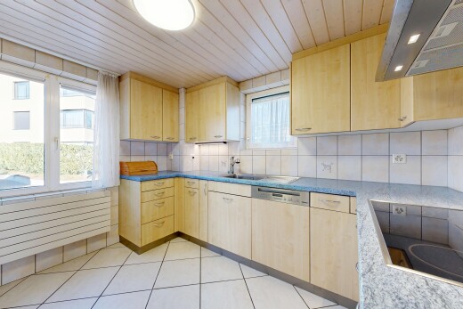 cuisine avec armoires marron clair, light brown cabinets, hotte, backsplash, et dosseret
