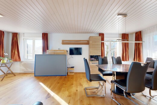 salle à manger avec wood ceiling, plafond en bois, inside property, natural light, et lumière naturelle