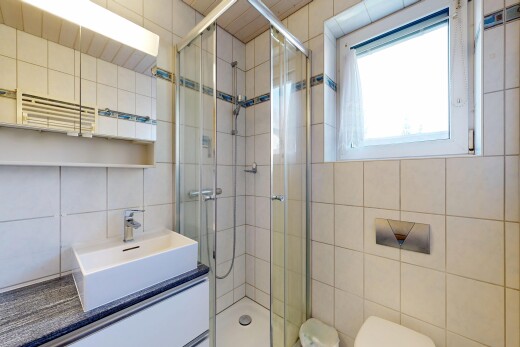 salle de bains avec mur en carrelage, tile wall, salle de bain complète, douche, et inside property