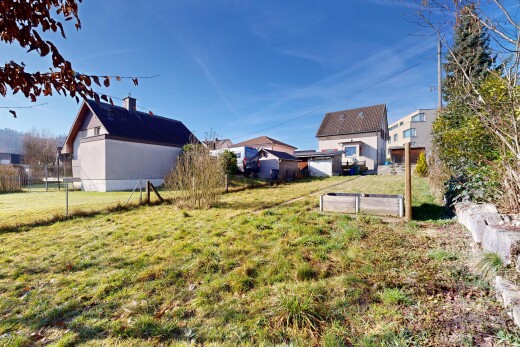 façade avec day time, pelouse, et clôture