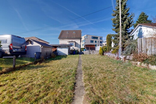 façade avec day time, property visible, power lines view, clôture, et terrain vierge