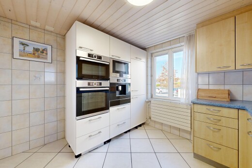 cuisine avec light floor, plans de travail, dark countertops, inside property, et four double
