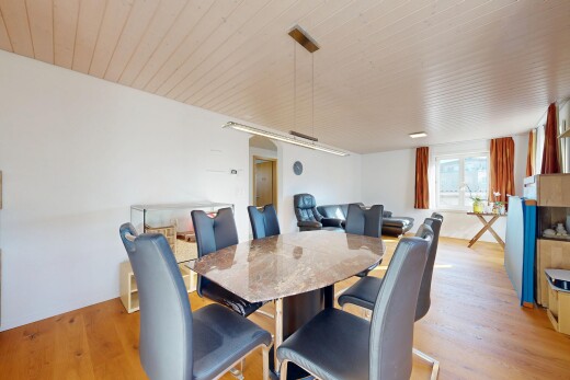 salle à manger avec inside property, cloison sèche, drywall, sol en finition bois, et wood finish floor