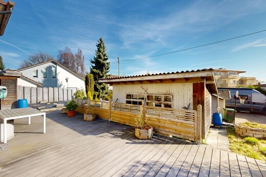 terrasse avec terrasse, day time, from property, power lines view, et structure extérieure