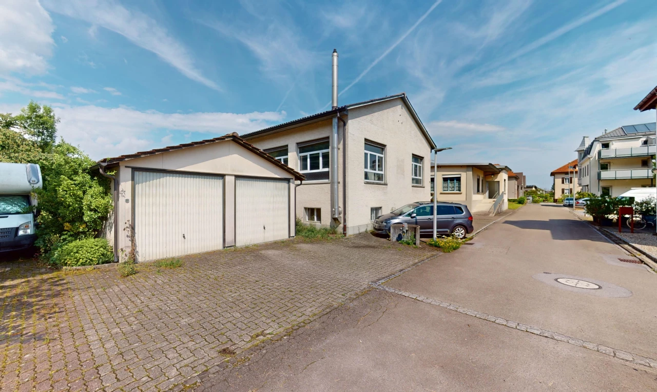 façade avec structure extérieure, vue résidentielle, et garage détaché