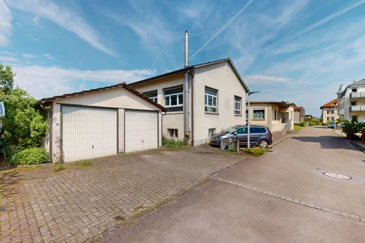 façade avec structure extérieure, vue résidentielle, et garage détaché