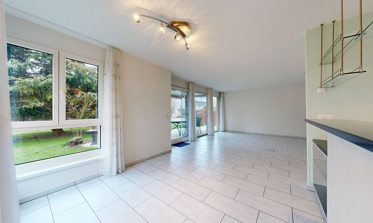 unfurnished room with healthy amount of natural light and light tile patterned flooring