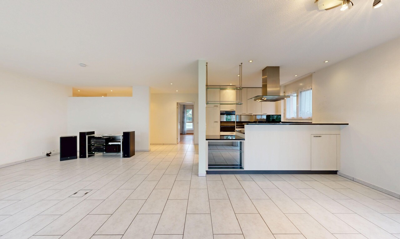kitchen featuring open floor plan, island range hood, dark countertops, plenty of natural light, and recessed lighting