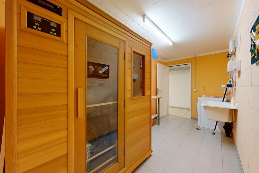 espace intérieur avec sauna, inside community, évier, moulures, et crown molding