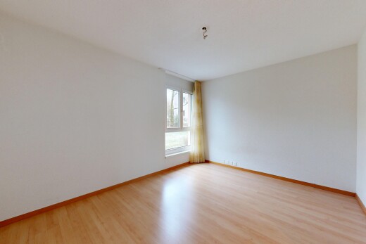 pièce vide avec wood finish floor, sol en finition bois, inside property, natural light, et lumière naturelle