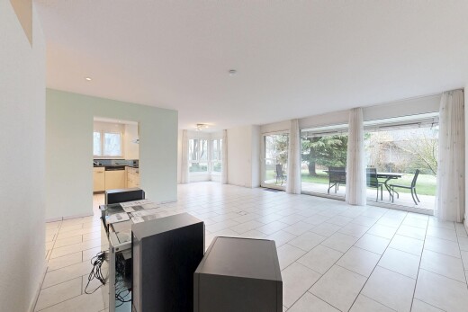 salon avec inside property, lumière naturelle, natural light, sol en carrelage, et tile floor