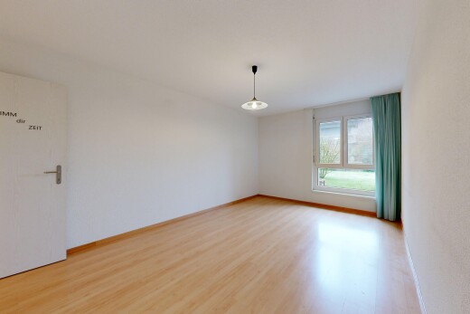 pièce vide avec sol en finition bois, wood finish floor, inside property, lumière naturelle, et natural light