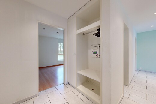 couloir avec drywall, cloison sèche, inside property, natural light, et lumière naturelle