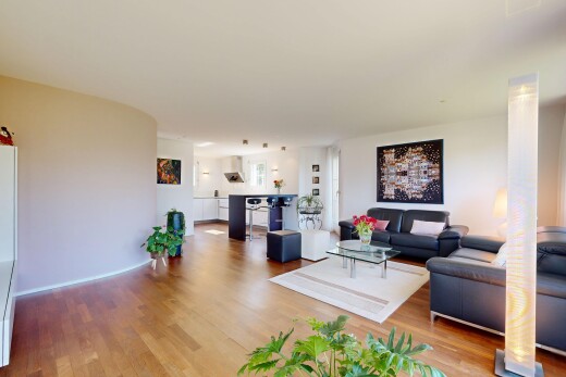 wohnzimmer mit inside property, wood finish floor, holzfußboden, drywall, und gipskartonwand