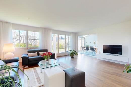 wohnzimmer mit fernseher, holzfußboden, wood finish floor, inside property, und natürliches licht